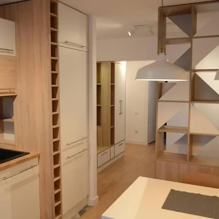 Lovely 2-bedroom Close To The Center Apartman