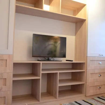 Lovely 2-bedroom Close To The Center *